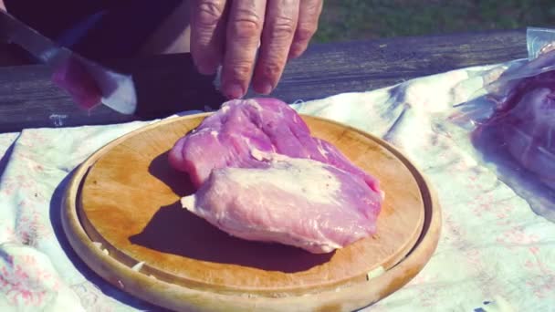 菜园里的肉贩清除新鲜猪肉中的脂肪 膜或筋膜 慢动作 — 图库视频影像