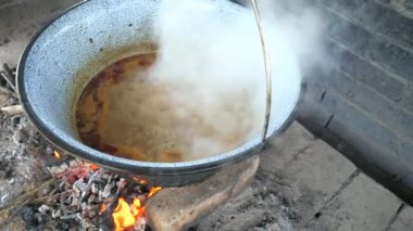 Geleneksel domuz kebabı taze et ve soğan pişiriyorum. Siyah ocakta, doğal ateşle birlikte. Yavaş çekim.