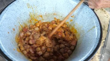Geleneksel Balkan kebabı, taze domuz eti ve soğanla birlikte siyah ocağın üstünde, doğal ateşle pişirmek. Seçili odak. Yavaş çekim.