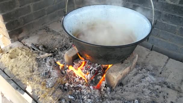 Dziadek Wkłada Suche Drewno Brzozowe Pod Kocioł Aluminiową Pokrywą Gotowanie — Wideo stockowe