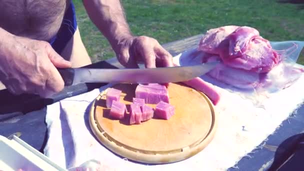 男人切猪肉饭做土豆泥 在木板上切碎切碎的猪肉片 新鲜鲜肉不错 — 图库视频影像
