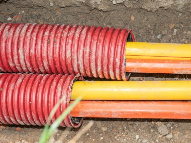 Kablolar iletişim optik ağ bağlantısı oluşturuluyor. Yeraltı çekme kablosu döşeme.