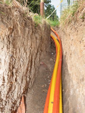 Siperdeki çok çekirdekli kablolar. Yüksek hızlı internet kablosu bağlantısı kuruyorum. Bir siperde bir sürü renkli kablo var..