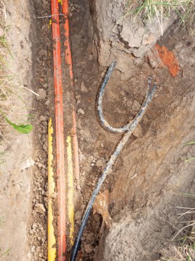 Kablolar iletişim optik ağ bağlantısı oluşturuluyor. Yeraltı çekme kablosu döşeme.