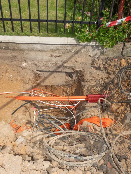 街の通りで修理作業を ケーブルを敷設 Hdpeおよび保護管内のワイヤ 金属及び光ファイバーケーブルの線の構築 — ストック写真