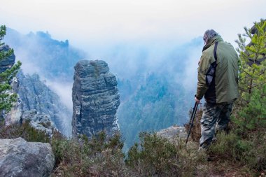 Bastei Köprüsü 'ndeki Viewpoint' te turist ve fotoğrafçıyla güzel bir gün doğumu.. 