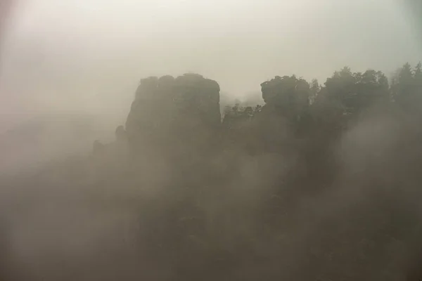 Los Acantilados Las Montañas Agudas Desaparecieron Las Nubes Bajas Esbozos — Foto de Stock