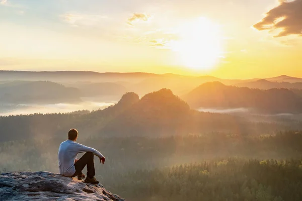 Hombre Excursionista Solo Sentado Una Roca Disfrutando Una Vista Espectacular —  Fotos de Stock