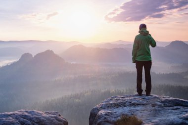 Güzel günbatımı manzarasında kadın başarılı bir yürüyüş ya da tırmanış, motivasyon ve ilham kaynağı..
