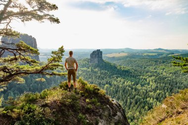 Açık hava macerası. Sırt çantalı gezgin dünyayı keşfediyor. Kum tepesine tırmanan adam. Özgürlük yolculuğu. Sırt çantası tatili. 