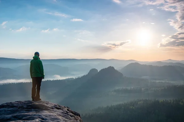美丽的日落风景中的动力和灵感 女徒步旅行者 手插在山顶的口袋里看风景 — 图库照片