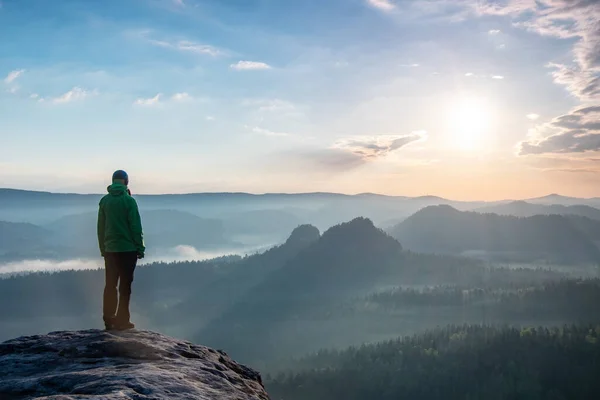 Motivatie Inspiratie Een Prachtig Zonsondergang Landschap Vrouwelijke Wandelaar Met Handen — Stockfoto