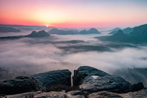 Misty Manhã Penhasco Arenito Saxon Switzerland National Park Nascer Sol — Fotografia de Stock