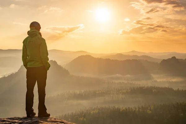 Woman Stands Alone Peak Rock Hiker Watching Autumn Sun Horizon — Stock Photo, Image