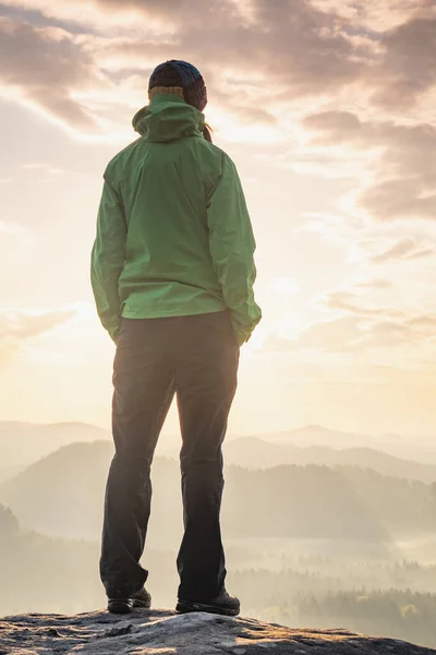 Motivation Och Inspiration Vackert Solnedgångslandskap Kvinnlig Vandrare Med Händerna Fickan — Stockfoto