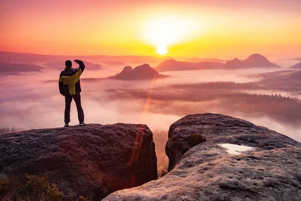 Hombre Viajero Escalando Montaña Viajar Estilo Vida Aventura Concepto Senderismo —  Fotos de Stock
