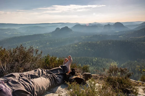 Turista Sedersi Sulla Cima Pietra Arenaria Uomo Solitario Sedersi Autunno — Foto Stock