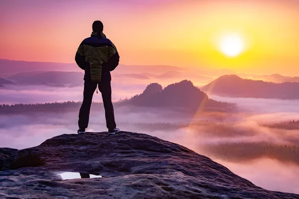 Turysta Sylwetka Ciesząc Się Niesamowite Kolorowe Góry Zachód Słońca Fantastyczna — Zdjęcie stockowe