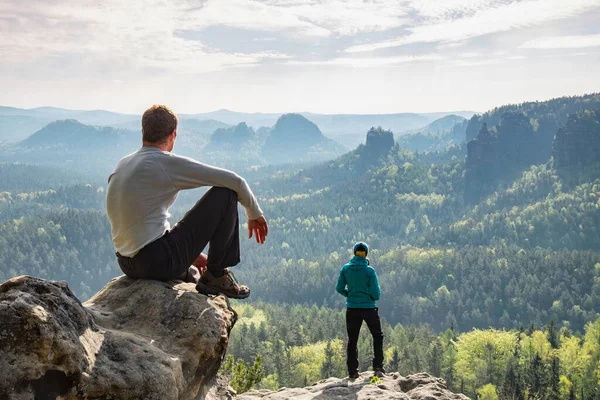 Touriste Assis Sur Sommet Rocher Grès Homme Seul Assis Tomber — Photo