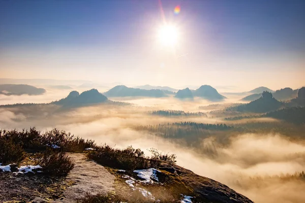 霧深い日の出の間の砂岩の岩の美しいパノラマビュー サクソンスイスドイツ — ストック写真