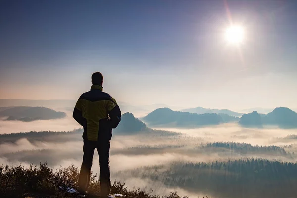 Hiking Man Silhouette Наслаждаясь Удивительными Красочными Закатными Горами Панорама Туманных — стоковое фото