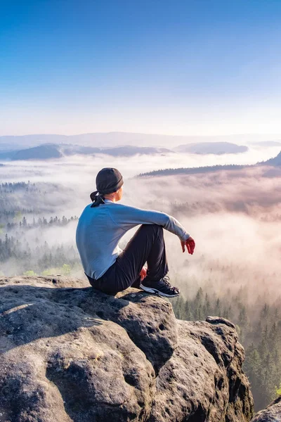 Lone Person Sit Looks Onwards Mountain Shrouded Mist Clouds Peak — Stock Photo, Image