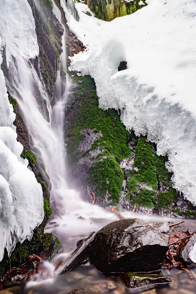 小瀑布冬季雪霜寒冷的大自然水山 石墙上的青苔 — 图库照片