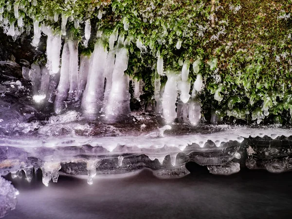 Água Fria Verde Escura Corrente Montesa Tempo Inverno Pequenos Icicles — Fotografia de Stock