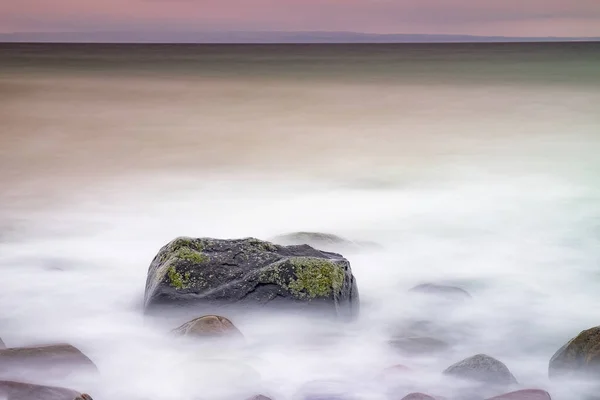 Manhã Romântica Mar Pedras Grandes Que Destacam Mar Ondulado Liso — Fotografia de Stock