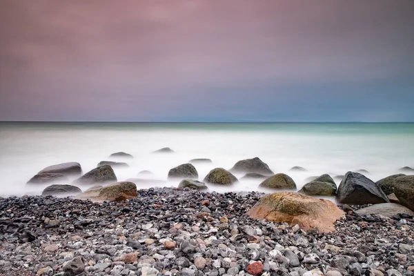 Romantische Ochtend Zee Grote Rotsblokken Steken Uit Gladde Golvende Zee — Stockfoto