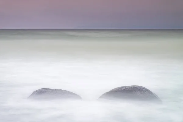 Δύο Ογκόλιθοι Ενάντια Στην Κυματιστή Θάλασσα Φωτογραφία Ηλιοβασιλέματος Μεγάλης Έκθεσης — Φωτογραφία Αρχείου