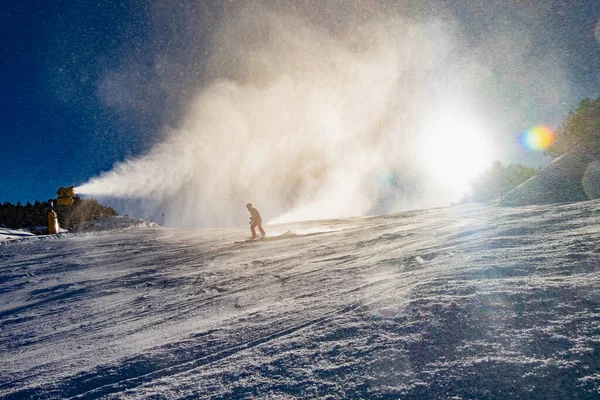 Gente Esquiando Cuesta Abajo Por Debajo Del Cañón Nieve Pistas —  Fotos de Stock