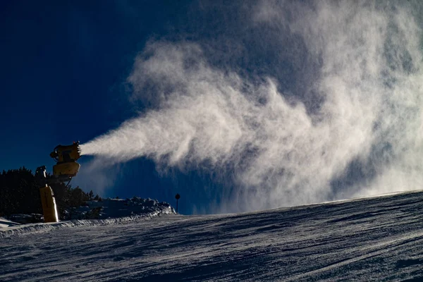 Narciarze Snowboardziści Jeżdżą Pod Działającym Pistoletem Śnieżnym Ciężka Śnieżna Chmura — Zdjęcie stockowe