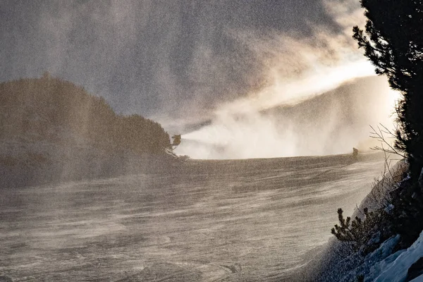 Snökanon Fungerar Sluttningen Vinterfjällslandskap Med Rim Och Snötäckta Granar — Stockfoto