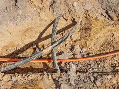 Optik fiber kablolu güvenlik tüpü. Yeraltı telefon optik hatları için siperleri olan bir yer.