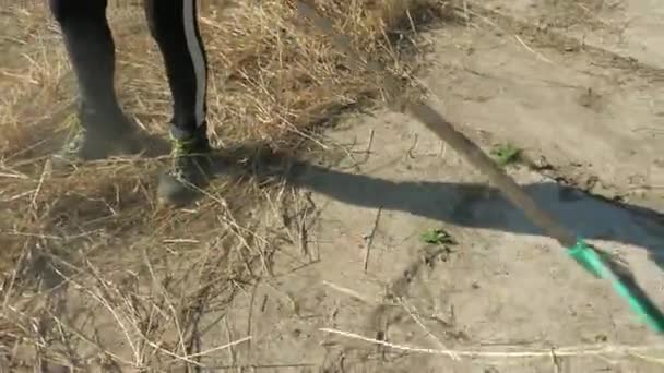 Jonge Boerenknecht Bescherm Laarzen Duidelijk Met Hark Oude Stoffige Stro — Stockvideo