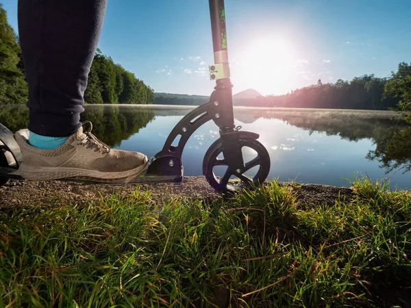 Push Scooter Lawn Park Lake Rays Front Wheel Setting Sun — Stock Photo, Image