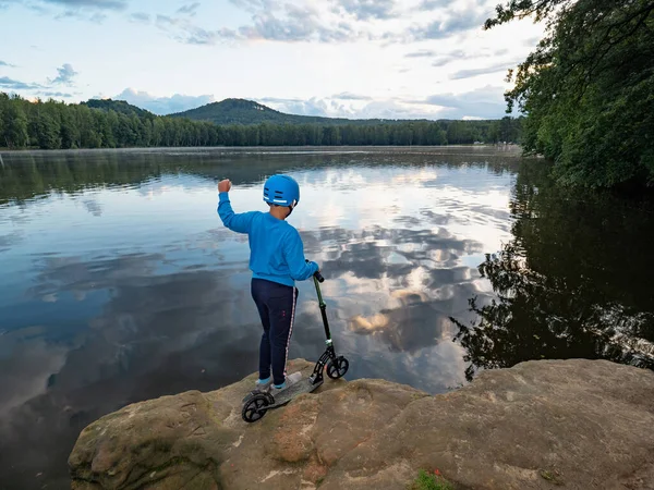 Menino Adolescente Capacete Azul Está Lago Pôr Sol Contra Céu — Fotografia de Stock