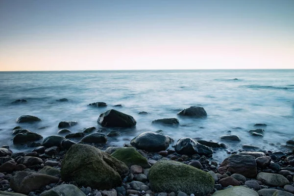 岩だらけのバルト海沿岸の景色の長い露出 Ruegen島の青の夜 — ストック写真