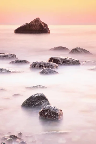 Beautiful Evening Ocean Purple Colors Low Sun Sharp Cone Cliff — Stock Photo, Image