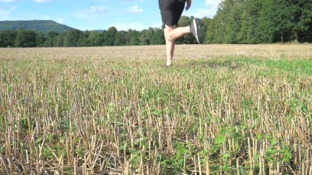 Mužské Nohy Běhají Hřišti Sportovec Bez Trička Černými Běžeckými Botami — Stock video