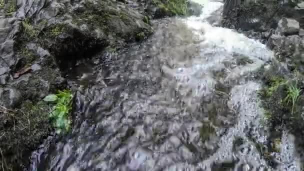 急流の水の下でカメラを見て 泡と多くの小さなストリームと茶色の水 — ストック動画