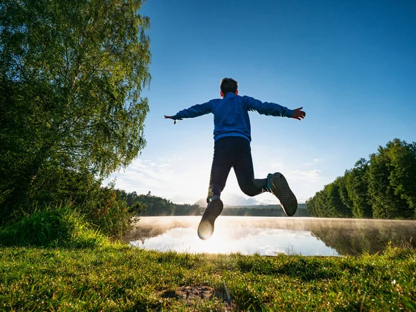 Rápido Saltando Chico Pelo Corto Lago Montaña Hace Una Diversión — Foto de Stock