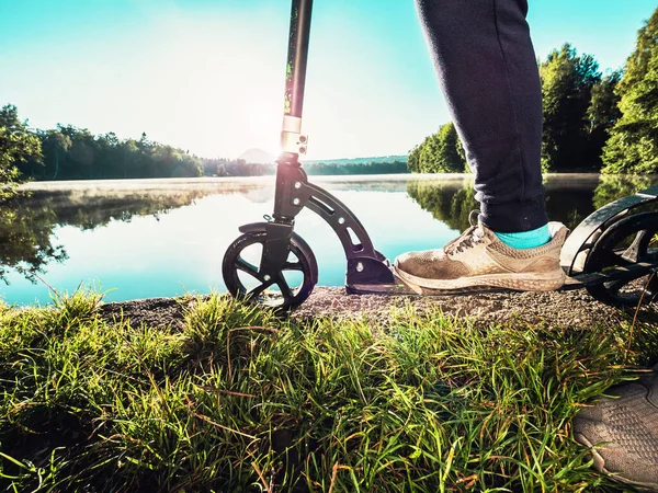 Sportovní Tělo Chlapec Zůstat Push Scooter Hraně Jezírka Jezu Západ — Stock fotografie