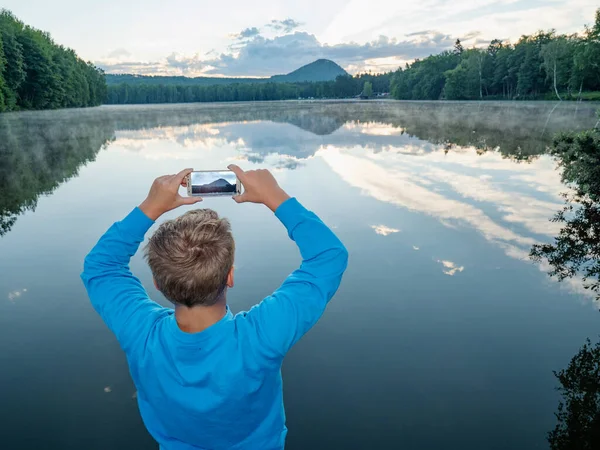 Pria Berbaju Hangat Biru Mengambil Gambar Telepon Dari Kolam Dan — Stok Foto