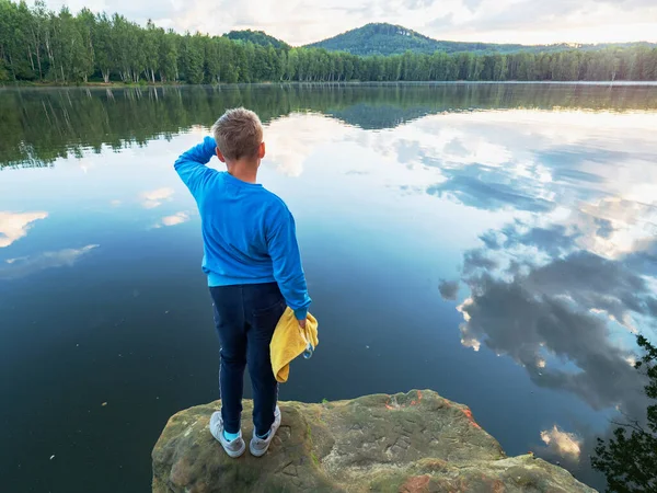 Niño Azul Con Toalla Amarilla Gafas Baño Las Manos Quedan —  Fotos de Stock