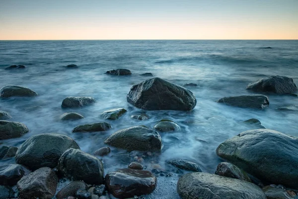 Kalme Zeegezicht Blauwe Zee Wateren Kust Rotsachtige Kustlijn Blauwe Avond — Stockfoto