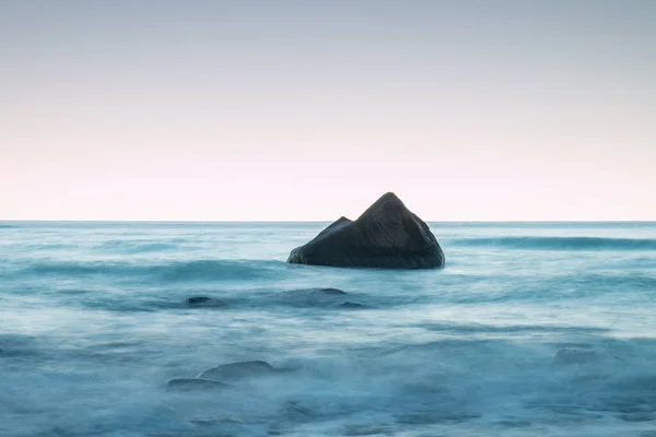 Steenachtige Zee Aan Kust Mooie Romantische Avond Achtergrond Lichtblauw — Stockfoto