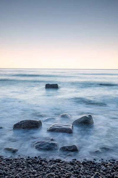 Kamienie Wieczornym Cichym Oceanie Pod Czystym Niebem Letniej Pogodzie Fotografia — Zdjęcie stockowe
