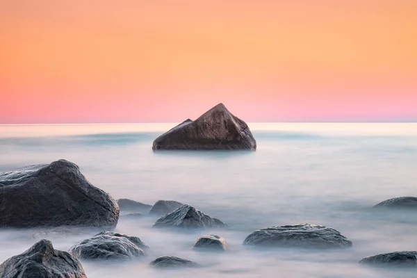 Βράχοι Ένα Βράδυ Σιωπηλός Ωκεανός Κάτω Από Καθαρό Ουρανό Καλοκαίρι — Φωτογραφία Αρχείου